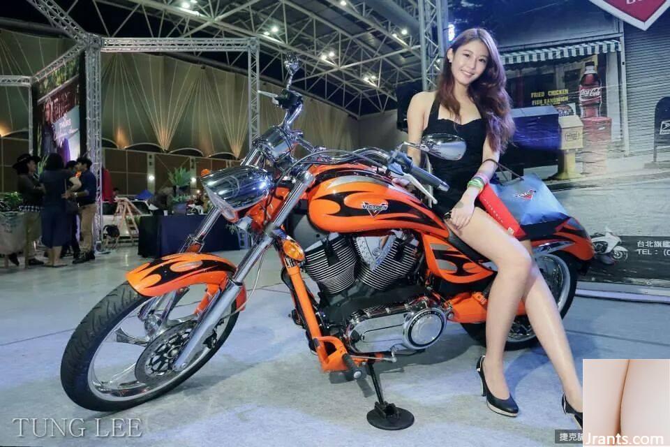 Đôi chân đẹp với làn da trắng ngần với đường cong hình chữ S Madou~Katherine-Katherine~mặc áo da nóng bỏng giả làm nữ cảnh sát trưởng (29P) - Ảnh 7