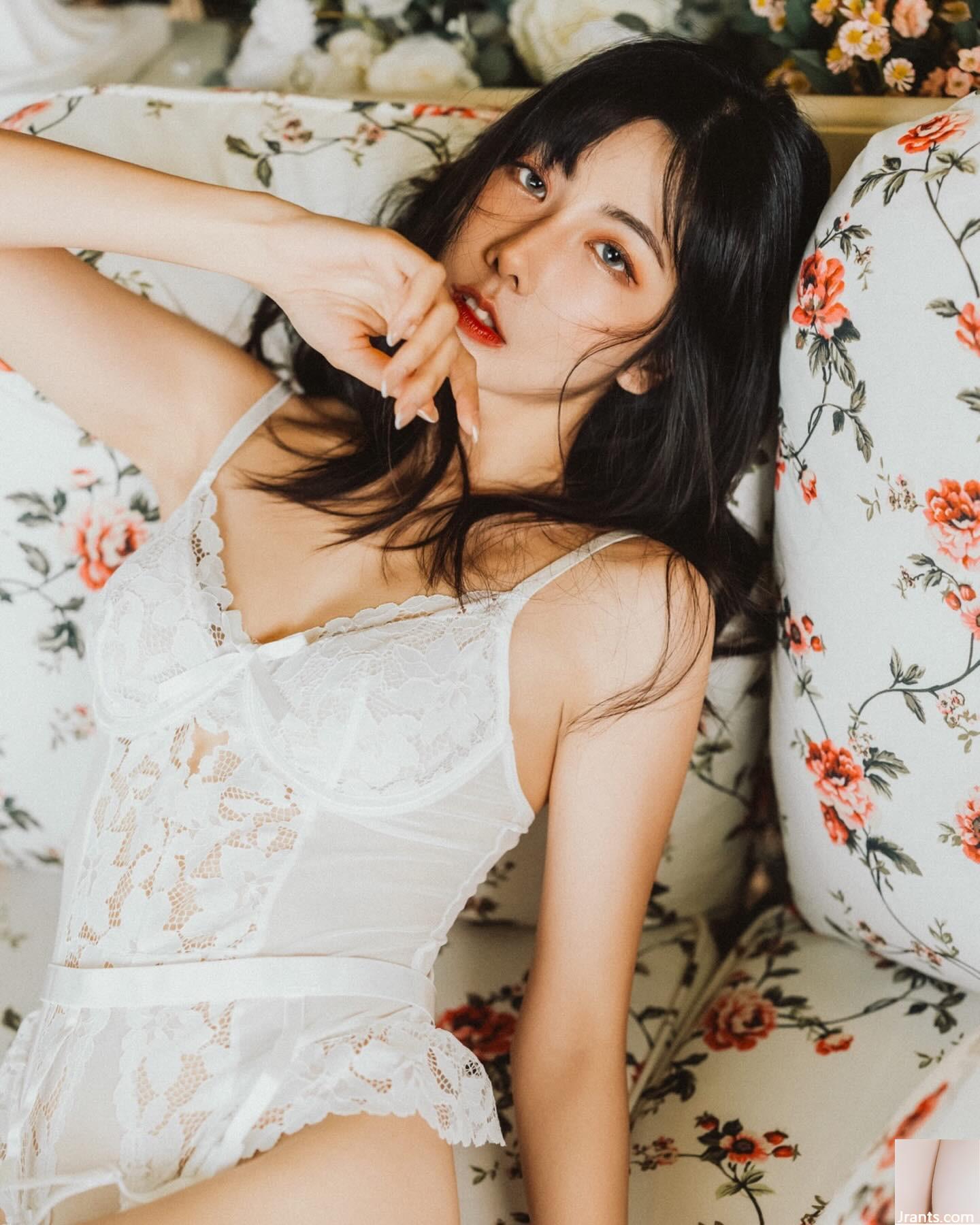 Nhân vật trắng trẻo dịu dàng “Weng Juanjuan” có lối viết nóng bỏng thu hút trí tưởng tượng của mọi người và khiến người ta tan chảy (15P)