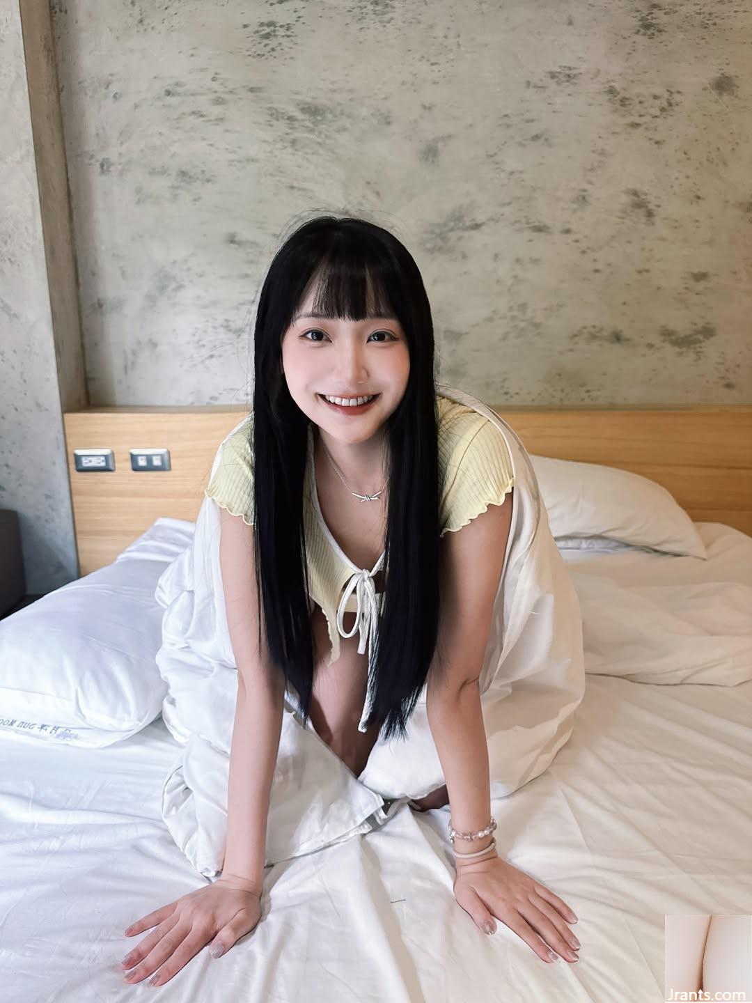 “Little Lolor” có nụ cười ngọt ngào và dáng người yêu quái (10P) - Ảnh 3