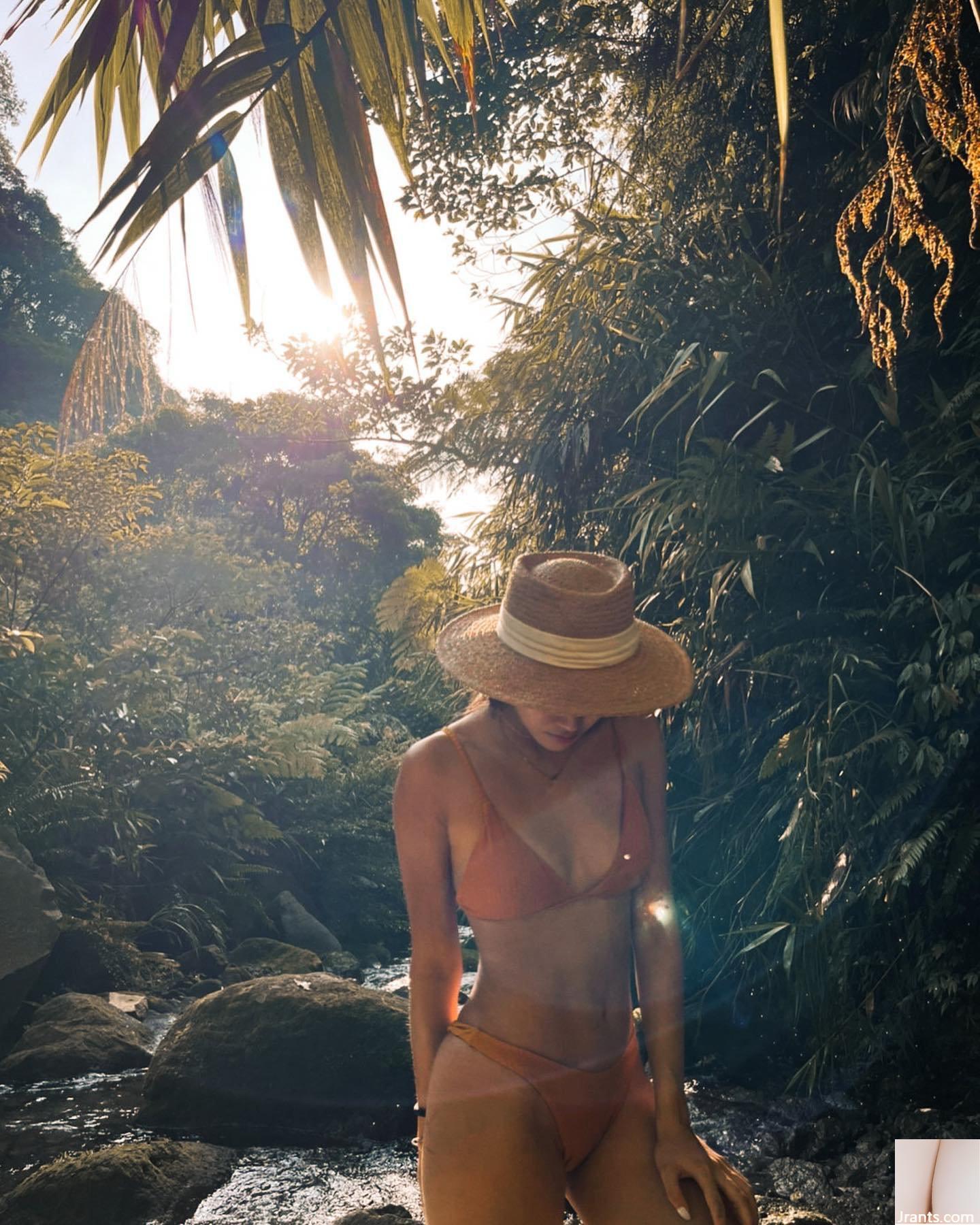 Đường rãnh sâu của Xiaolu “Huang Yujing” có thân hình nóng bỏng, trong sáng và quyến rũ, độ nóng bỏng khỏi bảng xếp hạng (13P)