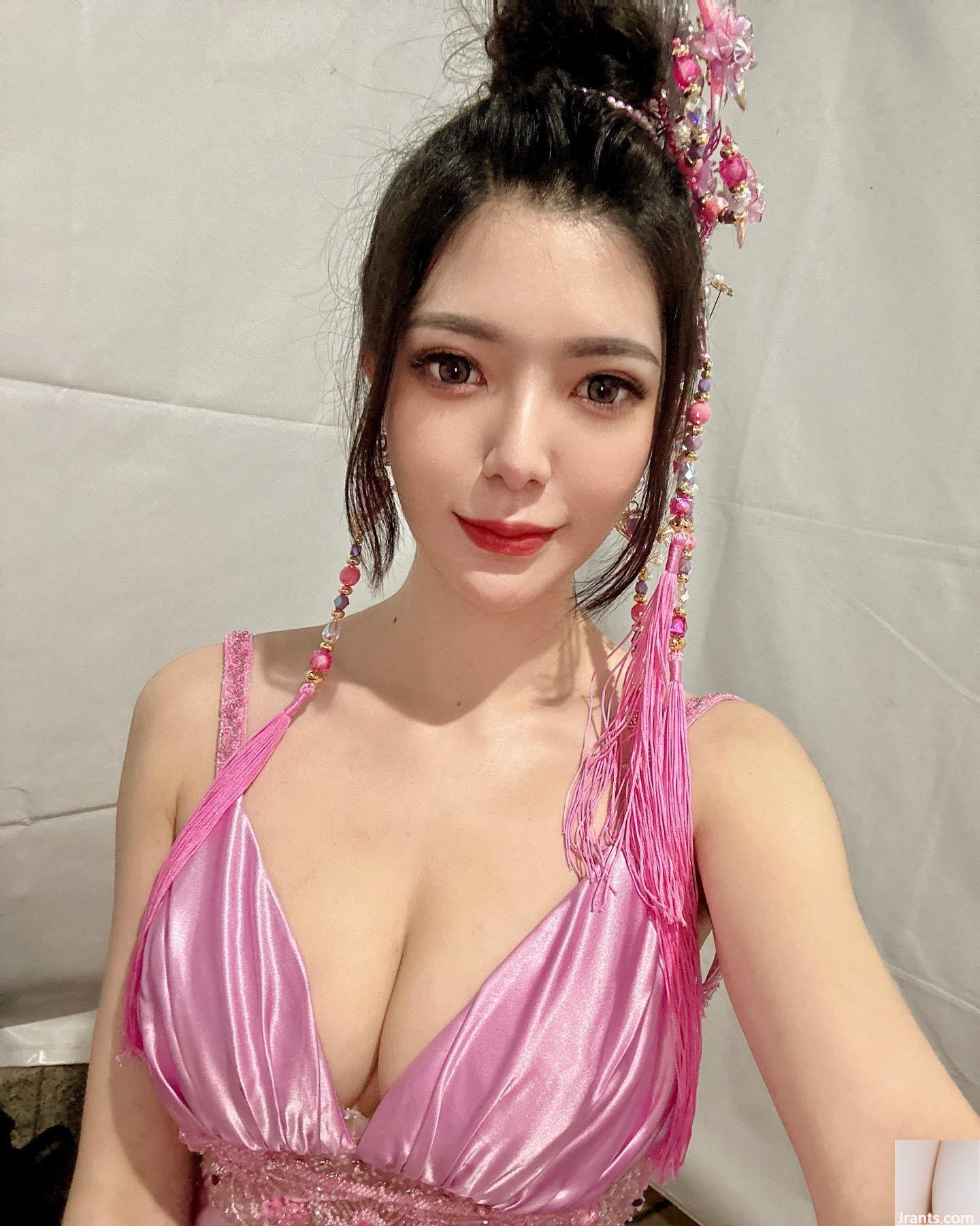 Cô gái ngực bự “Liu Pei” có thân hình trắng trẻo, dịu dàng toát lên sự tươi trẻ và khá bắt mắt (18P)