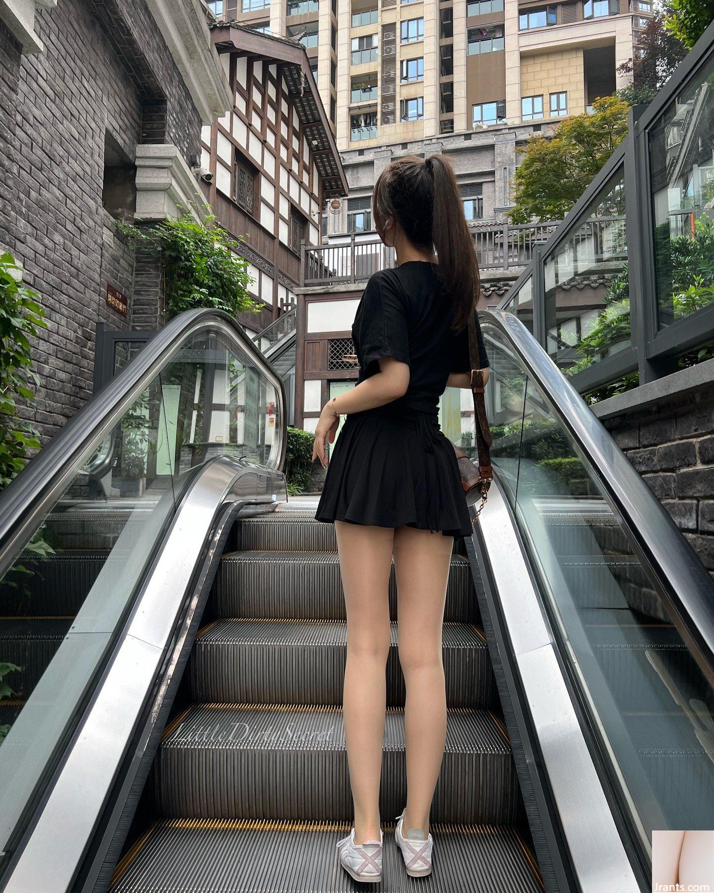 Khe ngực chữ V sâu không thể che giấu sự phấn khích của bạn chỉ bằng cách nhìn vào nó (bí mật nhỏ bẩn thỉu)(17P) - Ảnh 2