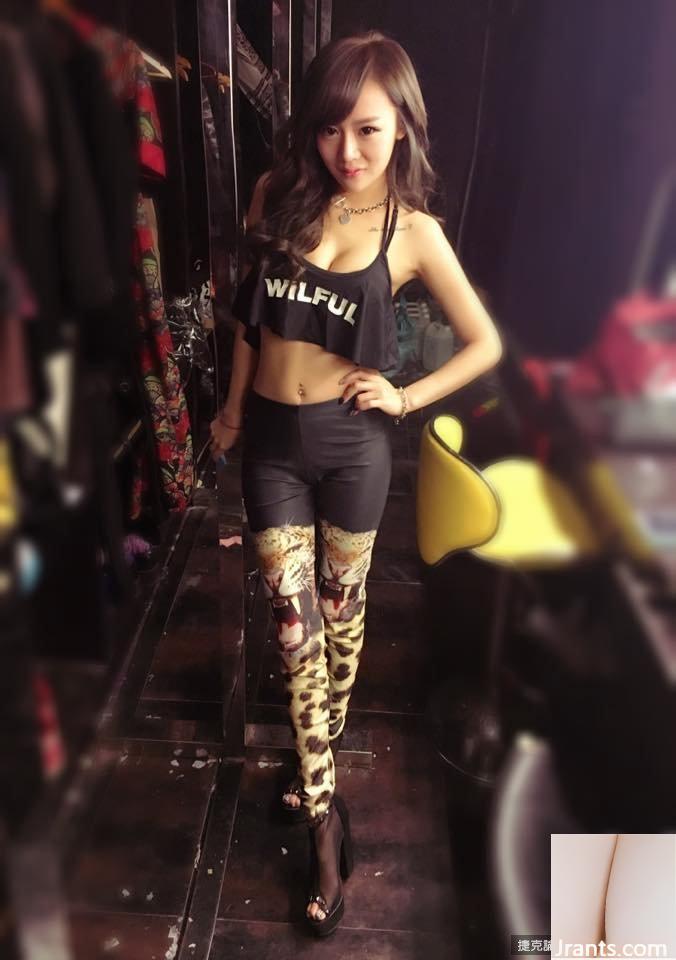 Nữ vũ công hộp đêm nóng bỏng ~ Chen Mei (Paipai Benben) ~ Cô ấy siêu quyến rũ trong bộ váy đen bó sát với bộ ngực khủng và vòng eo thon gọn!! - Ảnh 36