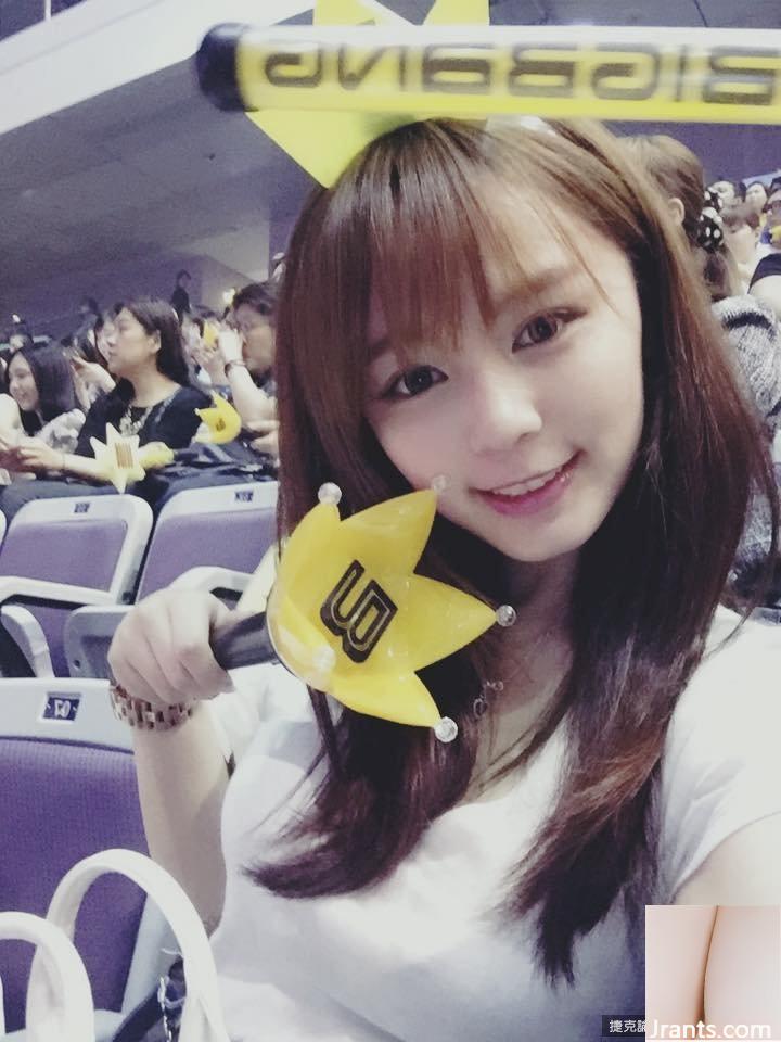 Em yêu Xiaoya ~ mặc bộ đồ ngủ sexy khoét sâu bắt mắt trước khi đi ngủ, thật bắt mắt!! (52P)