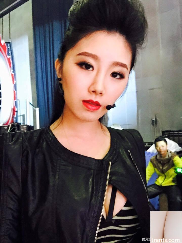 Nữ thần hội chợ (Zeng Tian) dùng băng dính bóp ngực to và thay quần áo, ngực bị đứt và cô hét lên đau đớn (28P) - Ảnh 19