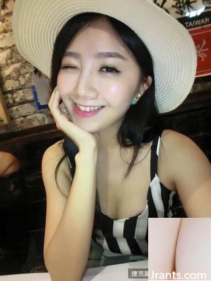 Nữ thần hội chợ (Zeng Tian) dùng băng dính bóp ngực to và thay quần áo, ngực bị đứt và cô hét lên đau đớn (28P) - Ảnh 2