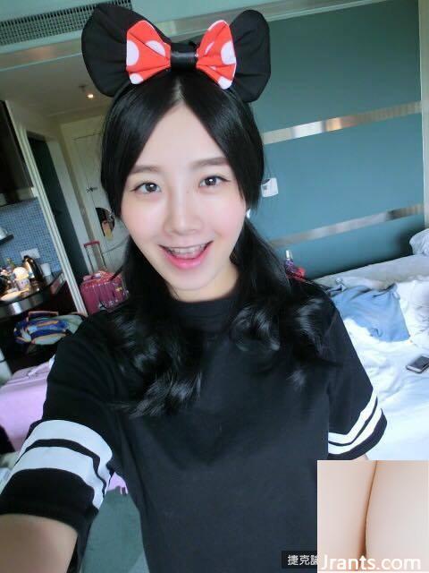 Nữ thần hội chợ (Zeng Tian) dùng băng dính bóp ngực to và thay quần áo, ngực bị đứt và cô hét lên đau đớn (28P) - Ảnh 23