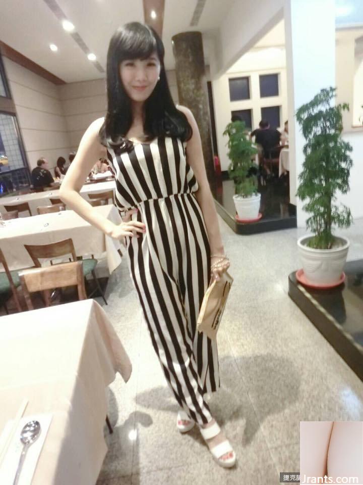 Nữ thần hội chợ (Zeng Tian) dùng băng dính bóp ngực to và thay quần áo, ngực bị đứt và cô hét lên đau đớn (28P) - Ảnh 27