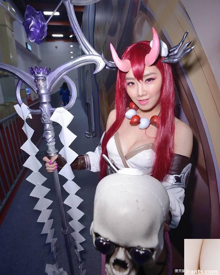 Nữ thần hội chợ (Zeng Tian) dùng băng dính bóp ngực to và thay quần áo, ngực bị đứt và cô hét lên đau đớn (28P) - Ảnh 3