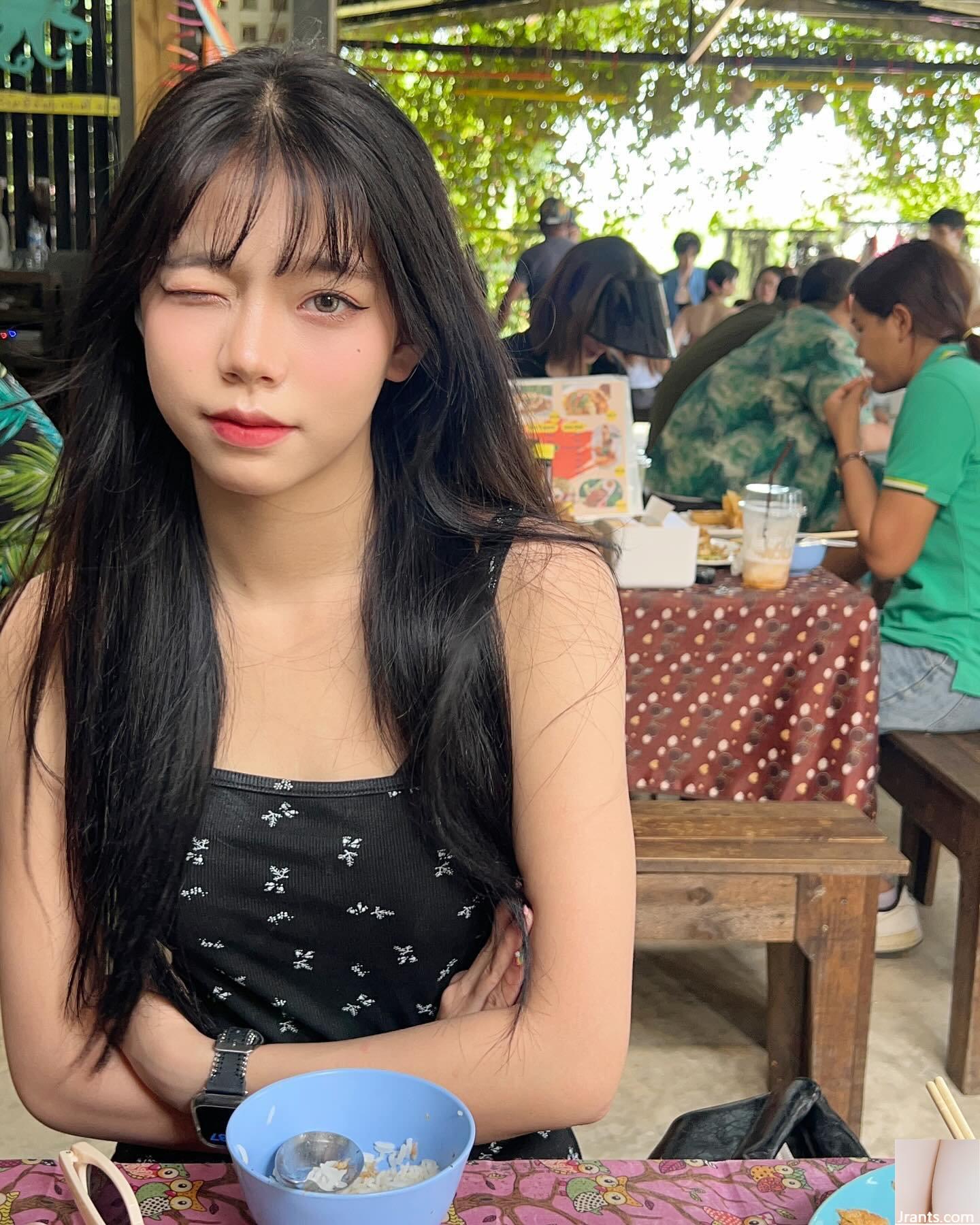 Hot girl “vicky__04.21” có biểu cảm ngây thơ, dễ thương khiến người ta mê mẩn! - Ảnh 3