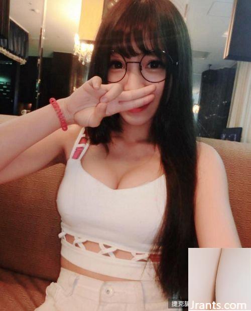 Cô gái ngọt ngào với bộ ngực đẹp cúp E ~ Zhang Zhumei ~ Dây vai tuột ra trong bức ảnh selfie, gợi cảm đến mức khơi dậy trí tưởng tượng (36P) - Ảnh 28