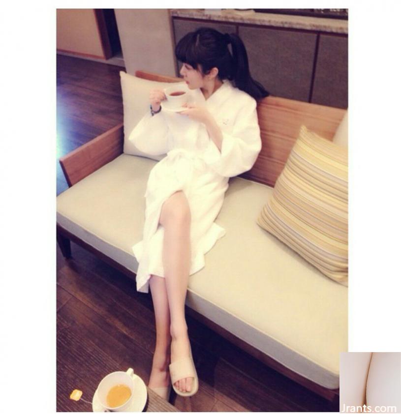 Nữ tiếp viên ~ Elly Tseng ~ Một đôi chân thon dài + bikini gợi cảm và nóng bỏng (24P) - Ảnh 16