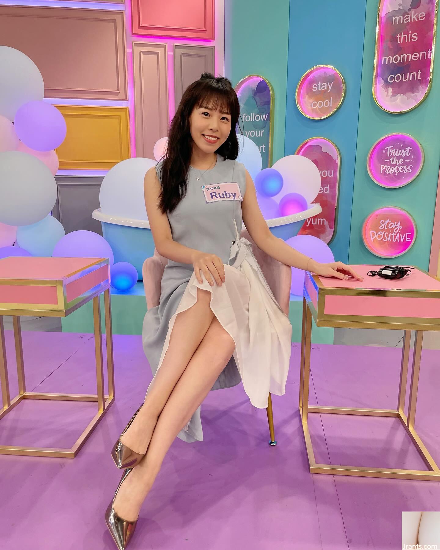 Nữ thần trí tuệ và khí chất “Ruby Lin” giáo viên trưởng thành đại học với làn da trắng và đôi chân đẹp (11P) - Ảnh 3