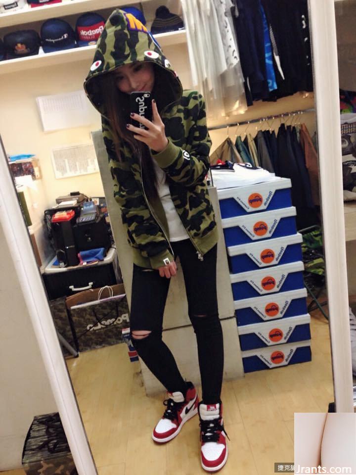 Cô chủ cửa hàng giày xinh đẹp có đôi mắt điện quyến rũ ~ Liao Ting ~ ngọt ngào ăn đậu đá và chụp ảnh trước ống kính, hiếm khi khoe vẻ gợi cảm của mình (60P - Ảnh 32