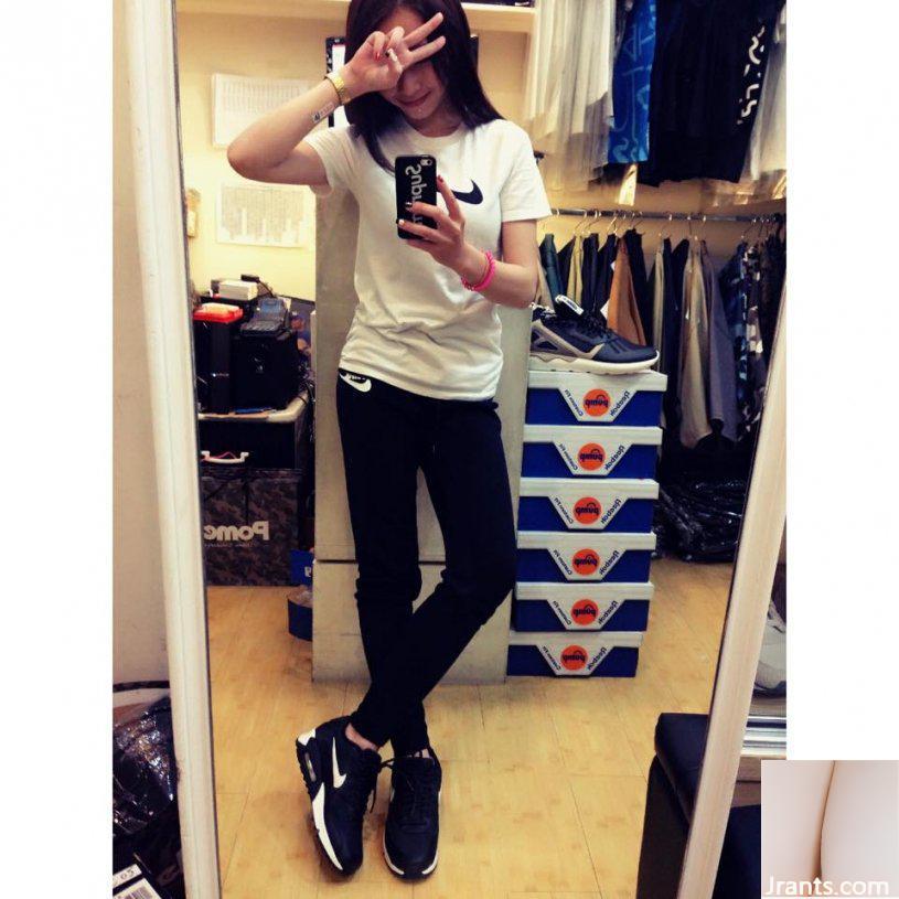 Cô chủ cửa hàng giày xinh đẹp có đôi mắt điện quyến rũ ~ Liao Ting ~ ngọt ngào ăn đậu đá và chụp ảnh trước ống kính, hiếm khi khoe vẻ gợi cảm của mình (60P - Ảnh 42