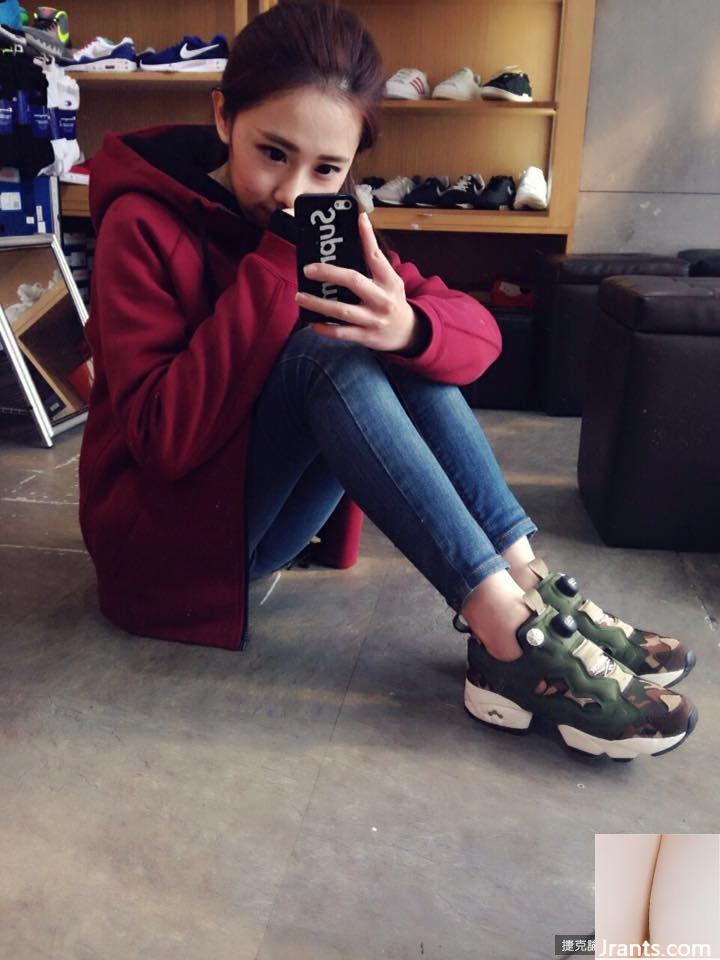 Cô chủ cửa hàng giày xinh đẹp có đôi mắt điện quyến rũ ~ Liao Ting ~ ngọt ngào ăn đậu đá và chụp ảnh trước ống kính, hiếm khi khoe vẻ gợi cảm của mình (60P - Ảnh 51