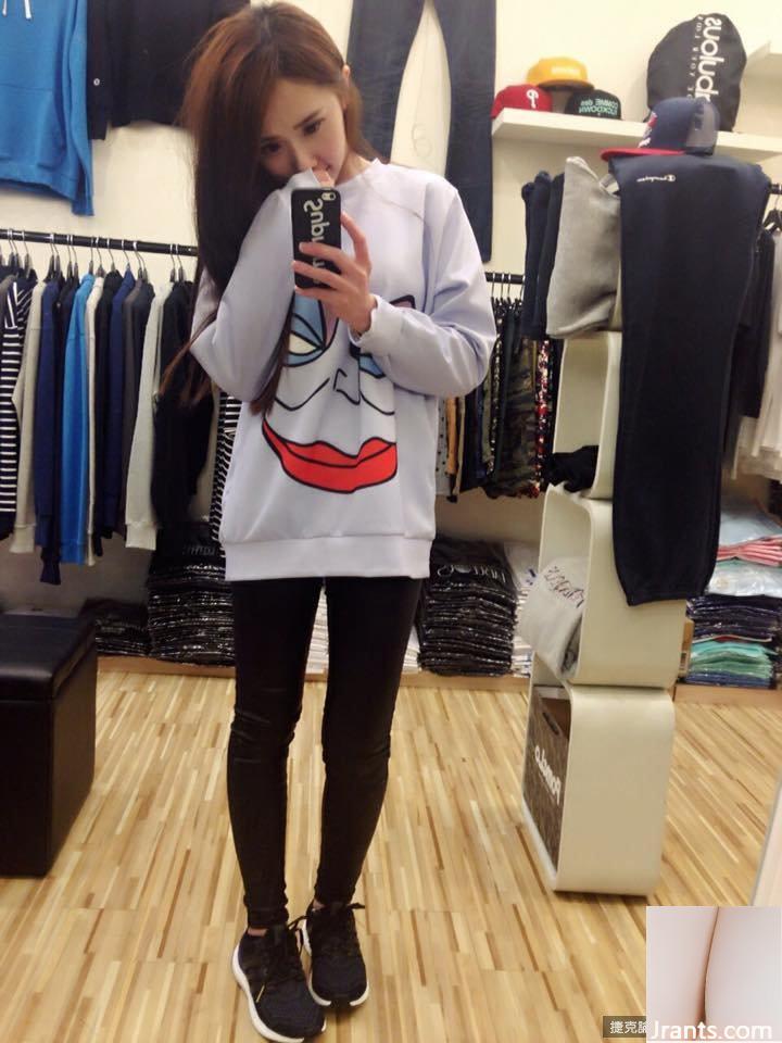 Cô chủ cửa hàng giày xinh đẹp có đôi mắt điện quyến rũ ~ Liao Ting ~ ngọt ngào ăn đậu đá và chụp ảnh trước ống kính, hiếm khi khoe vẻ gợi cảm của mình (60P - Ảnh 59