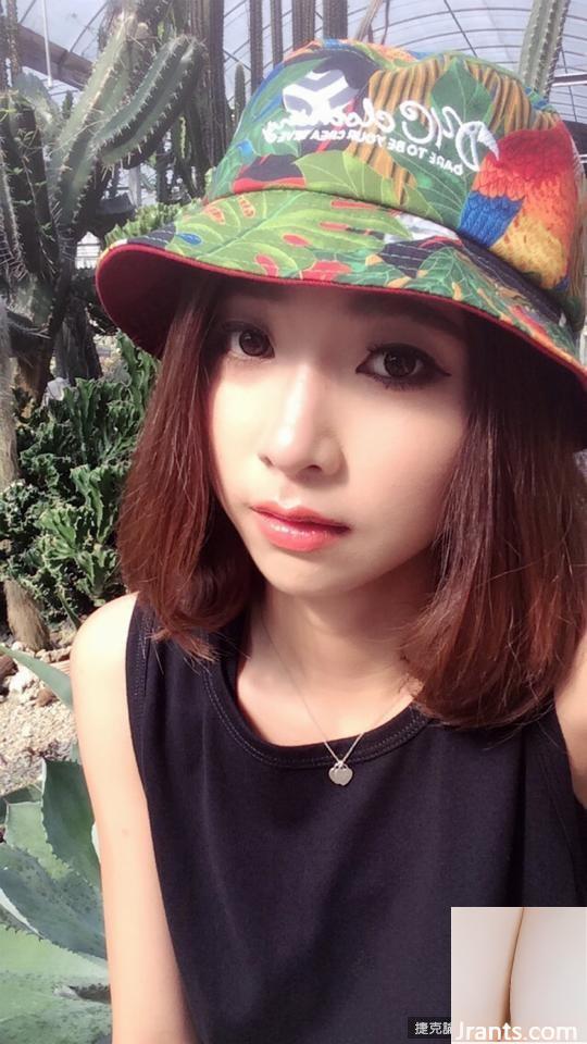 Cô gái tóc ngắn xinh đẹp ~Miars Liutzuhan~ selfie nóng bỏng trước thác nước với một dây đeo vai tuột ra trông càng quyến rũ hơn (29P - Ảnh 15