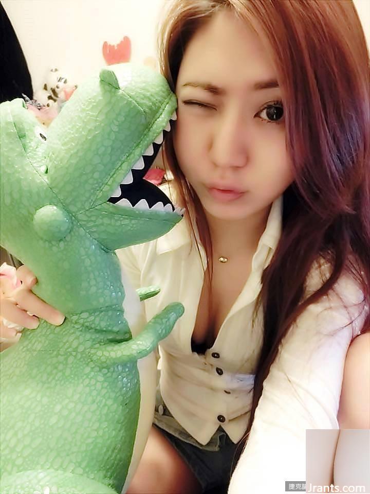 Cô chủ xinh đẹp ~ Yumi Liang ~ khoe sự nghiệp bắt mắt trong bộ trang phục chữ V khoét sâu của chính mình - Ảnh 13