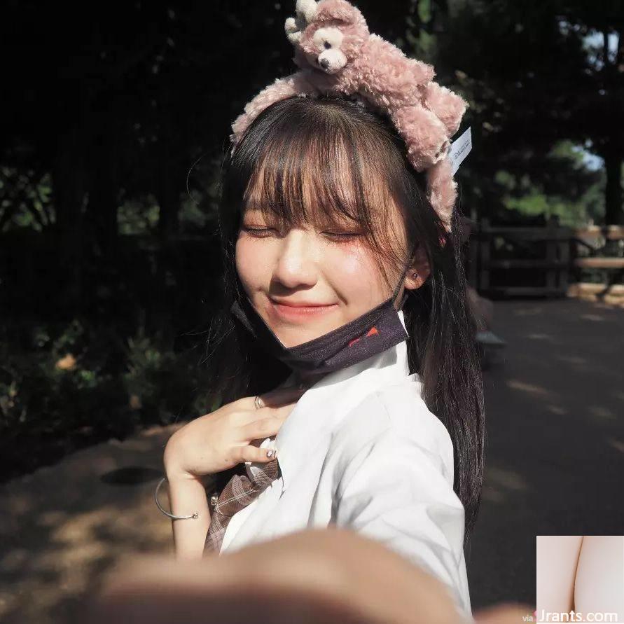 April, một cô gái xinh đẹp đến từ Hong Kong, có khuôn mặt siêu ngọt ngào, những đường cong thanh mảnh và khí chất quyến rũ. Cô ấy cũng có trang phục bikini trên ig, khiến một số cư dân mạng không khỏi phải ghen tị. - Ảnh 7