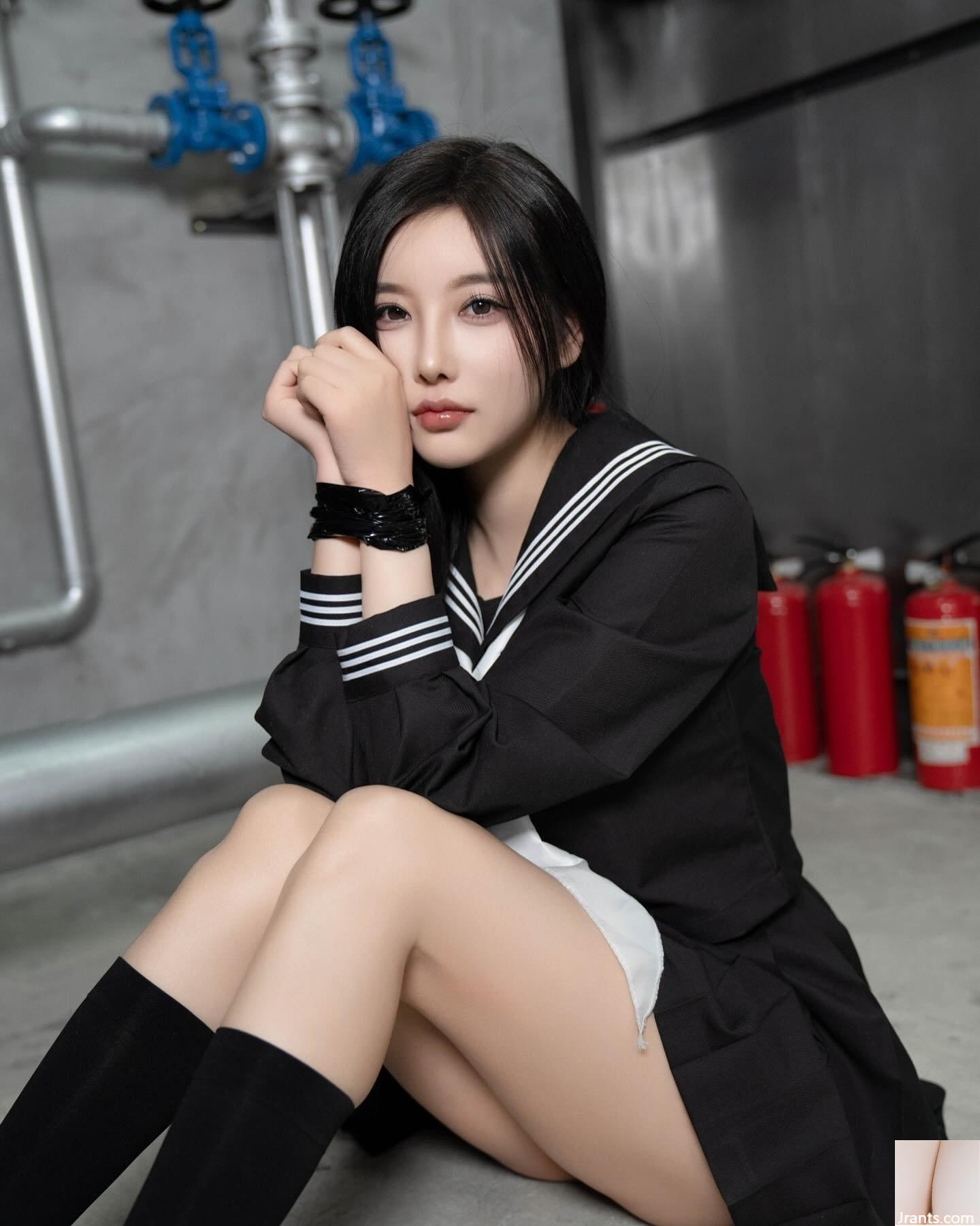 Thân hình trắng trẻo và nụ cười đặc trưng của “Yang Cheng Cheng'er” thật ngọt ngào, đường cong đầy đặn và sâu (16P)