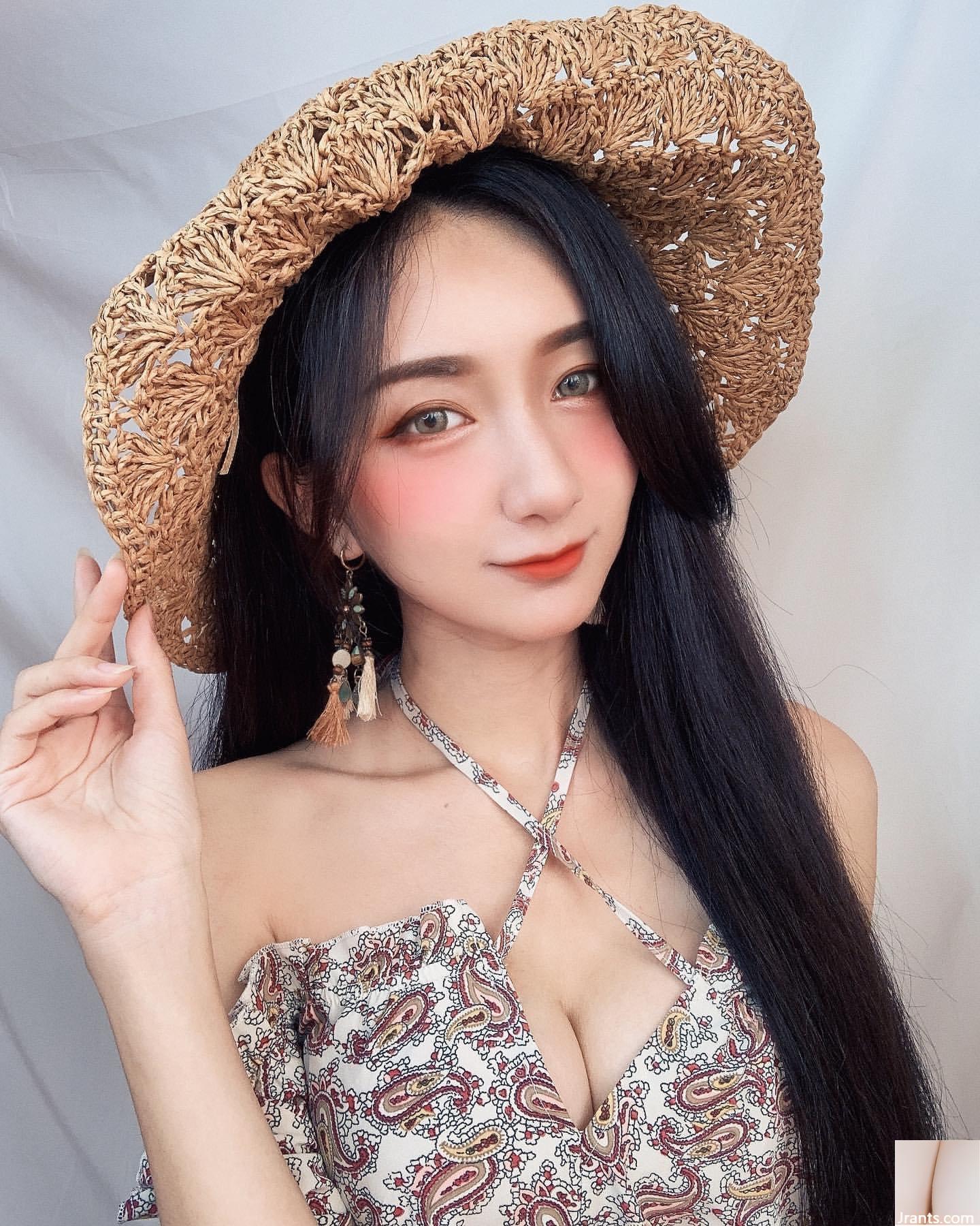 Cô hầu gái “Qiao Ai” trong chiếc tất đen ngọt ngào, để lộ ngực và khoe đôi chân dài (16P)