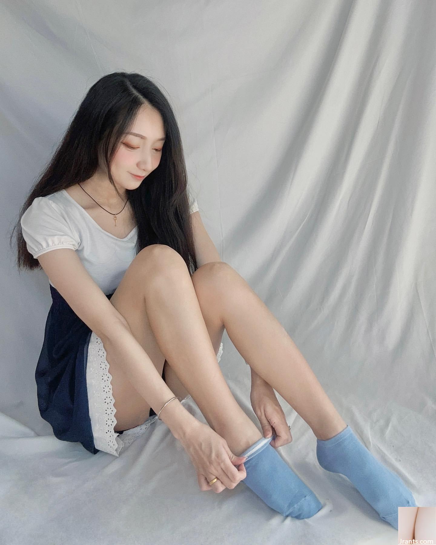 Cô hầu gái “Qiao Ai” trong chiếc tất đen ngọt ngào, để lộ ngực và khoe đôi chân dài (16P) - Ảnh 4