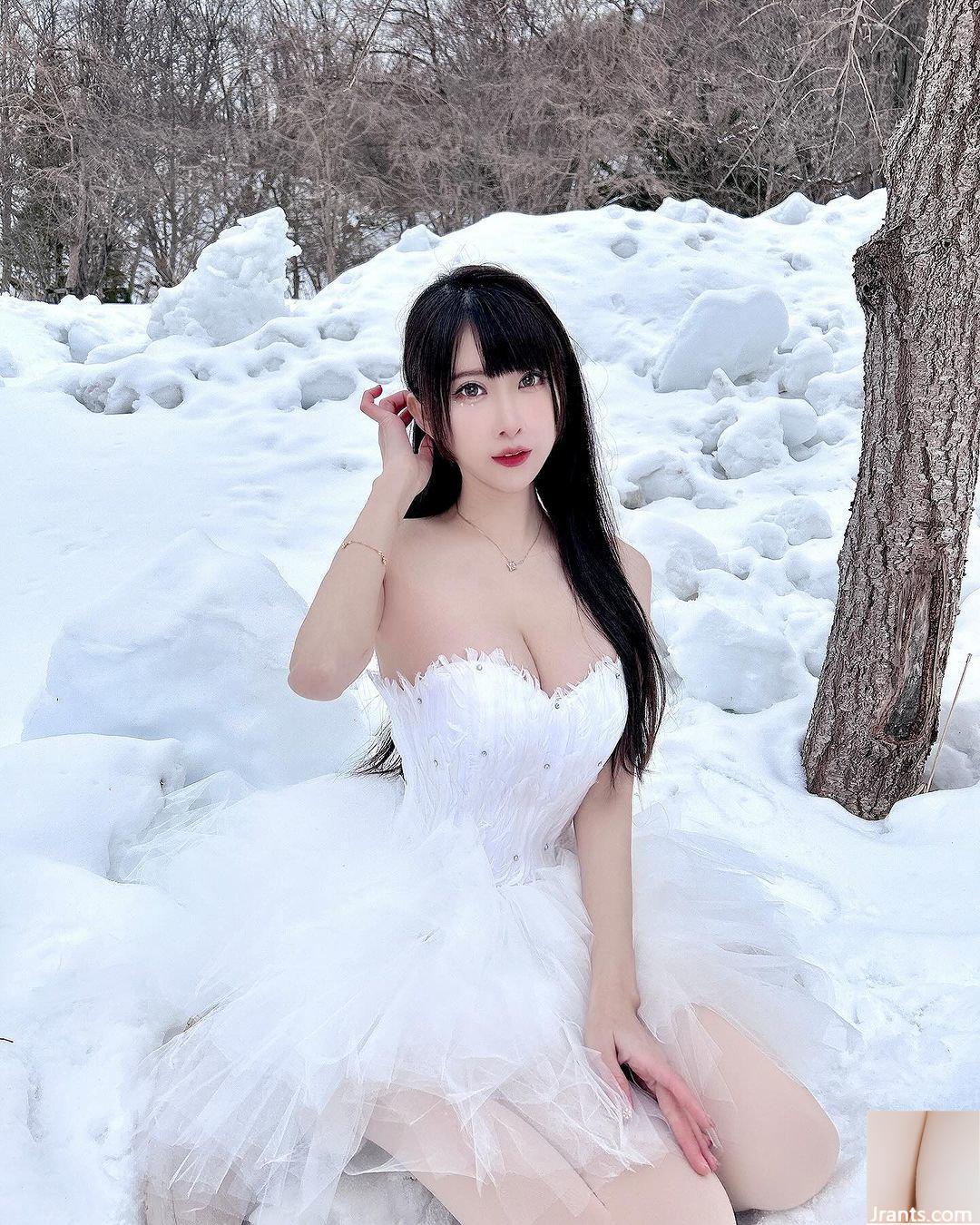 Người đẹp có khuôn mặt trẻ con “Cai Yi” táo bạo và ngực trần với làn da trắng và đôi chân đẹp khiến cư dân mạng phải ghen tị (14P) - Ảnh 4