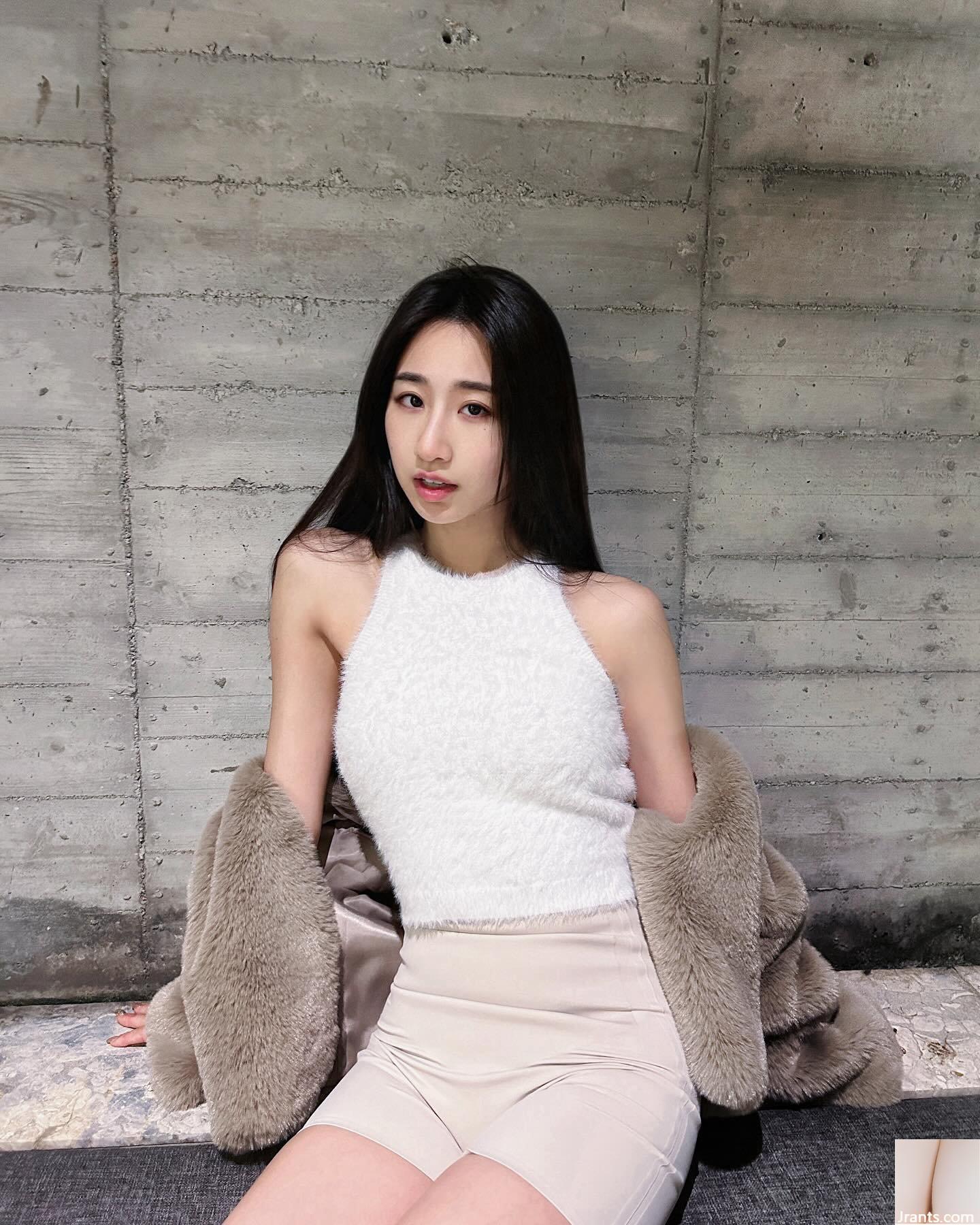 Cặp đùi trắng nõn nõn nà “KIVI Li Yun” có khuôn mặt xinh đẹp như thiên thần, táo bạo chụp ảnh nơi hoang dã (13P) - Ảnh 2