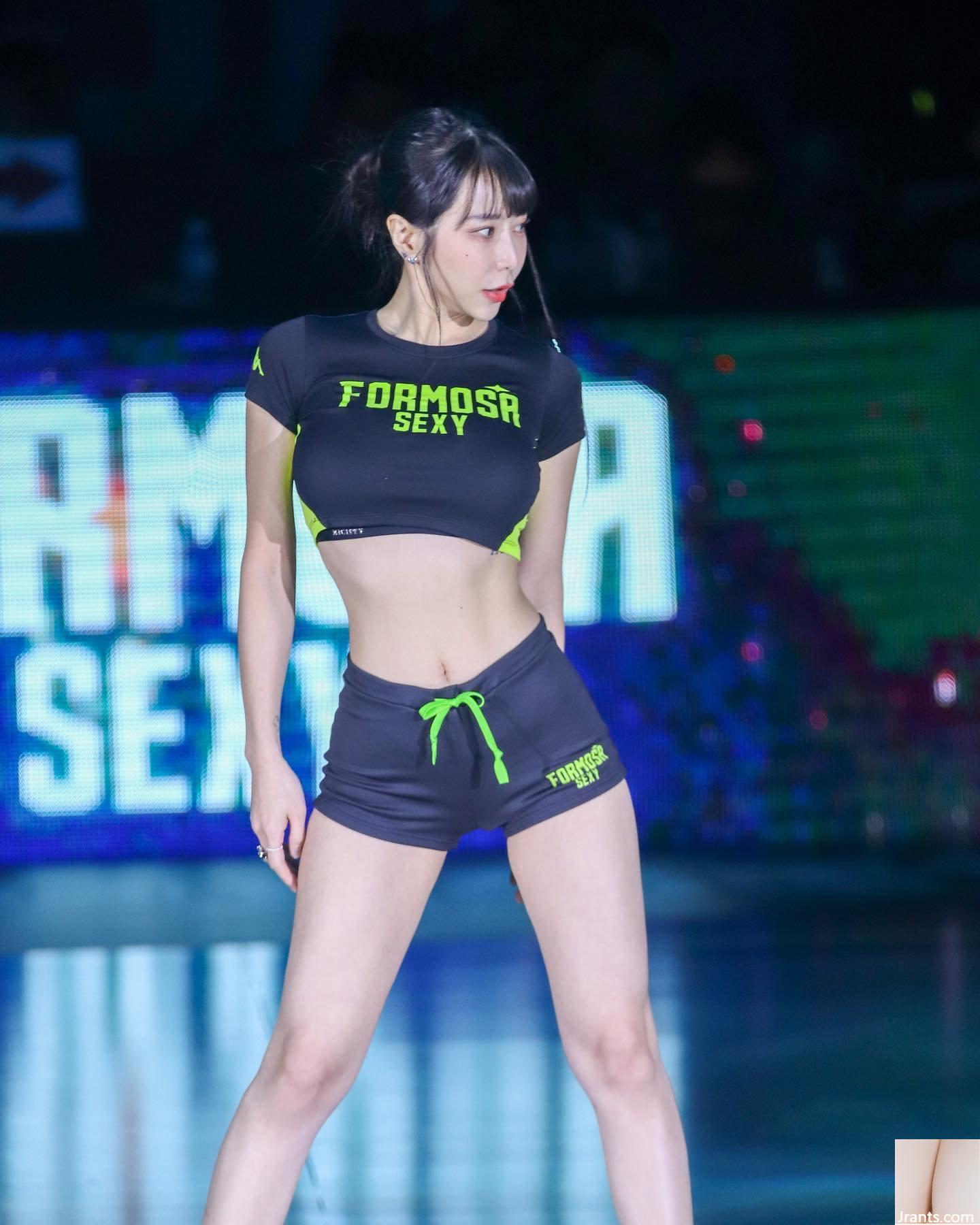 “Zi Zi” là cô nàng hoạt náo viên siêu dễ thương với đôi chân dài lấp đầy màn ảnh (13P) - Ảnh 3