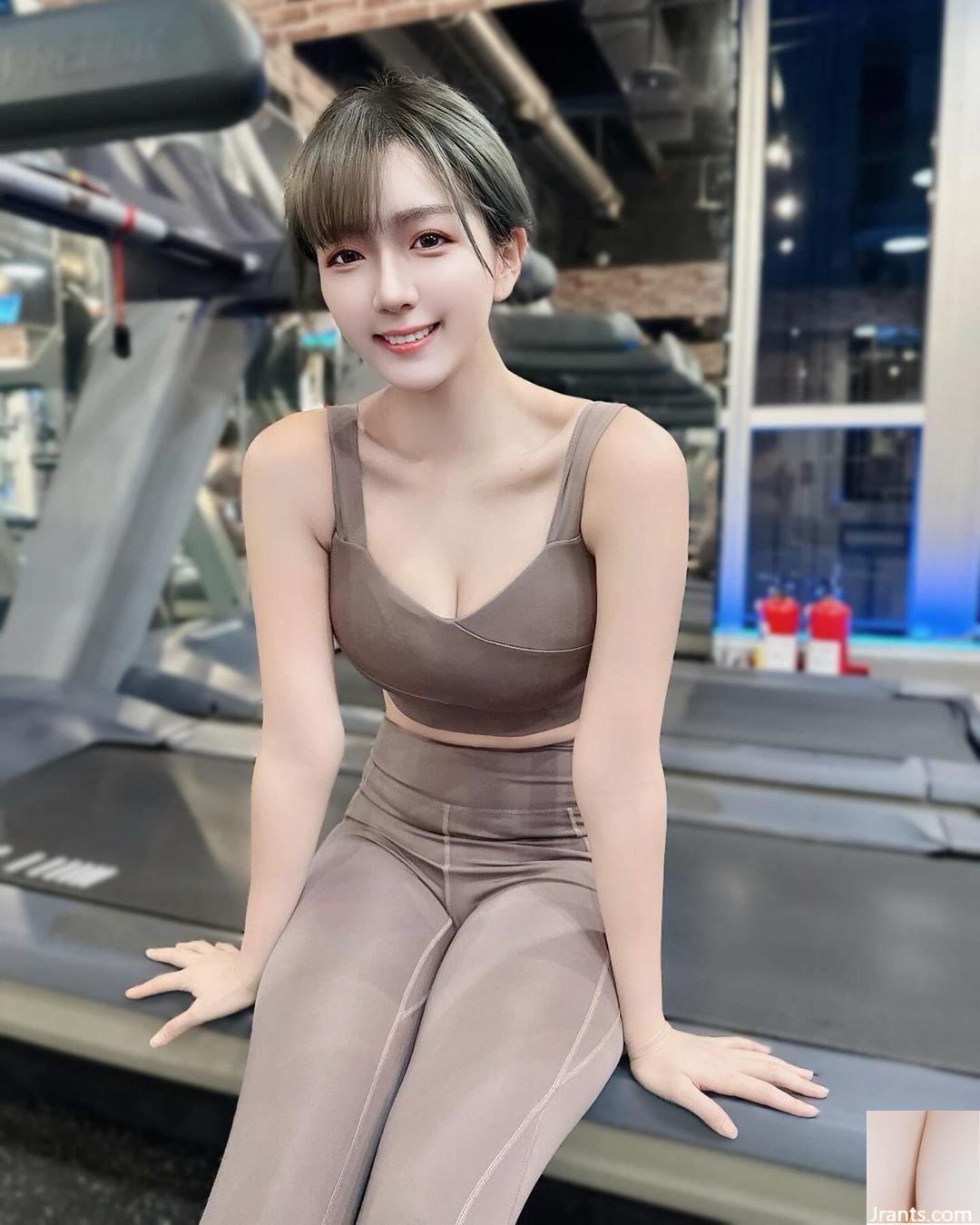 “A Little Egg Yolk” khoe vóc dáng nóng bỏng, gợi cảm với đường rãnh sâu khiến ai xem xong cũng say sưa (9P) - Ảnh 9