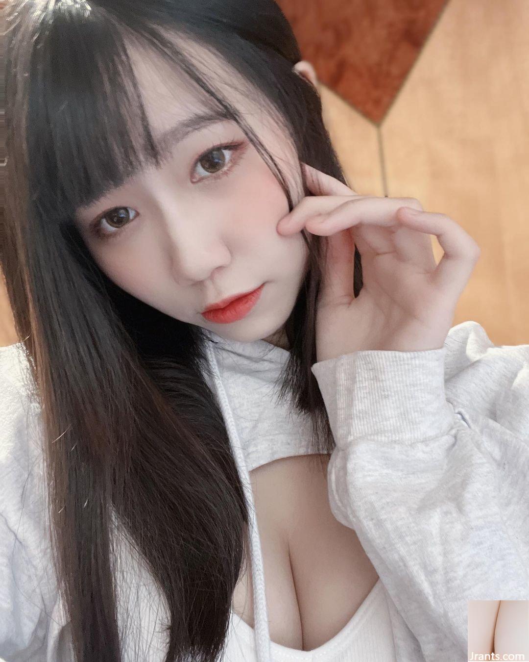 Hot girl dẫn chương trình trực tiếp “Dưa hấu” sắp lộ ra khỏi ngực khiến dân tình điên cuồng không thể ngăn mùi sữa xộc ra (10P) - Ảnh 9