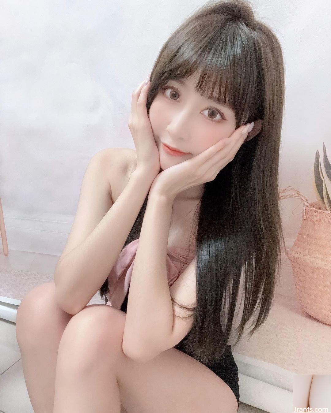 Đôi chân xinh đẹp của cô gái xinh đẹp “elsa” đang quyến rũ trong buổi phát sóng trực tiếp. Hình ảnh quá ác (10P)