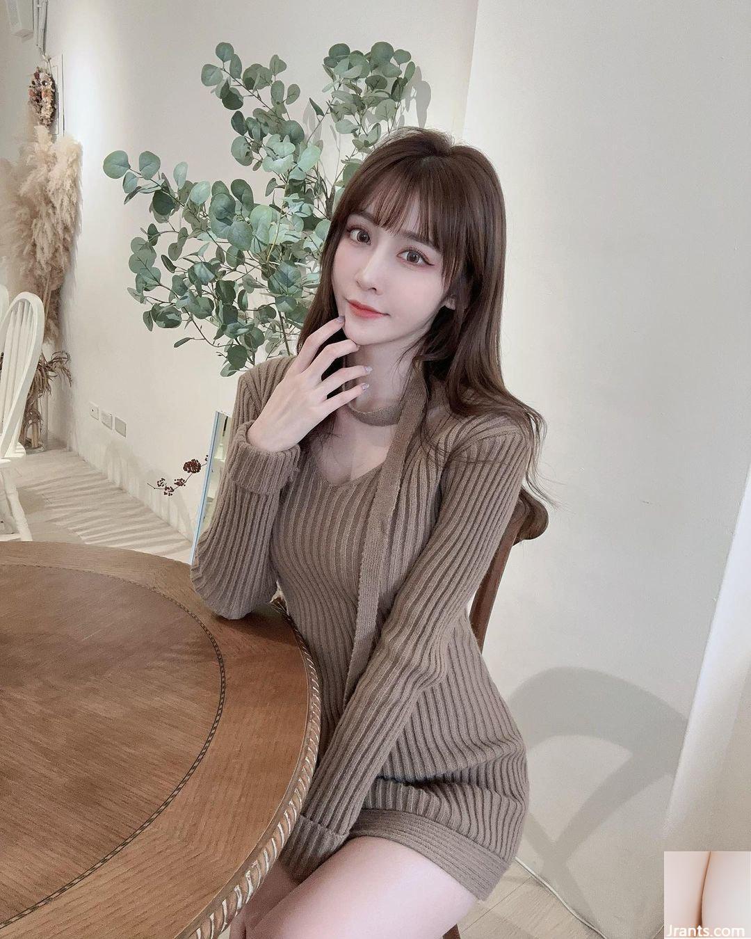 Đôi chân xinh đẹp của cô gái xinh đẹp “elsa” đang quyến rũ trong buổi phát sóng trực tiếp. Hình ảnh quá ác (10P) - Ảnh 3