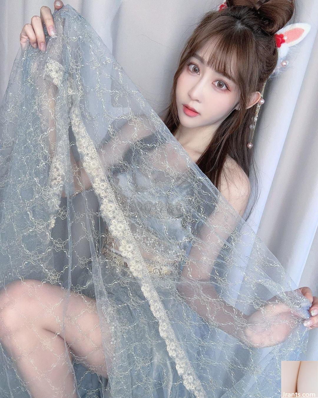 Đôi chân xinh đẹp của cô gái xinh đẹp “elsa” đang quyến rũ trong buổi phát sóng trực tiếp. Hình ảnh quá ác (10P) - Ảnh 4