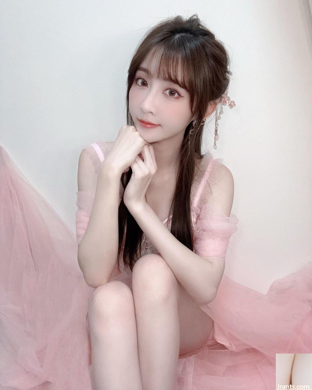 Đôi chân xinh đẹp của cô gái xinh đẹp “elsa” đang quyến rũ trong buổi phát sóng trực tiếp. Hình ảnh quá ác (10P) - Ảnh 2