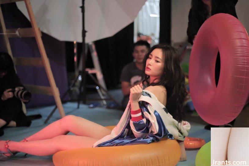 Hot girl chân dài Shu Zichen với hình chữ V khoét sâu kéo dài đến rốn đứng lộn ngược trên lưng ngựa trên bãi biển (48P) - Ảnh 11