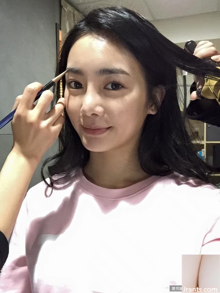 Hot girl chân dài Shu Zichen với hình chữ V khoét sâu kéo dài đến rốn đứng lộn ngược trên lưng ngựa trên bãi biển (48P) - Ảnh 28