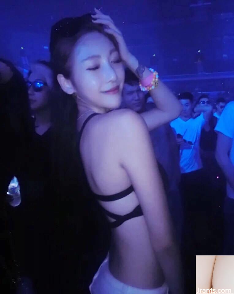 Cô gái nóng bỏng và quyến rũ 32C với đôi chân đẹp ~ Gong Yingxuan ~ Ảnh selfie ngực khủng trong bộ bikini đen khiến bãi biển đẹp tức thì (38P) - Ảnh 12