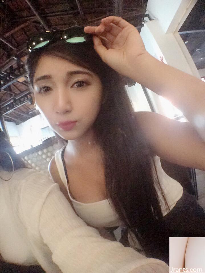 Cô gái xinh đẹp có đôi mắt điện trong cửa hàng quần áo ~ ​​Fefe (Feifei) ~ mặc bikini trắng để khoe vẻ đẹp tự nhiên (32P) - Ảnh 19