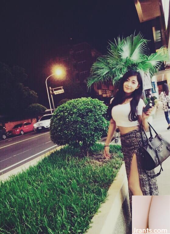 Cô gái xinh đẹp có đôi mắt điện trong cửa hàng quần áo ~ ​​Fefe (Feifei) ~ mặc bikini trắng để khoe vẻ đẹp tự nhiên (32P) - Ảnh 22