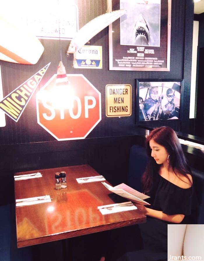 Cô gái xinh đẹp có đôi mắt điện trong cửa hàng quần áo ~ ​​Fefe (Feifei) ~ mặc bikini trắng để khoe vẻ đẹp tự nhiên (32P) - Ảnh 7