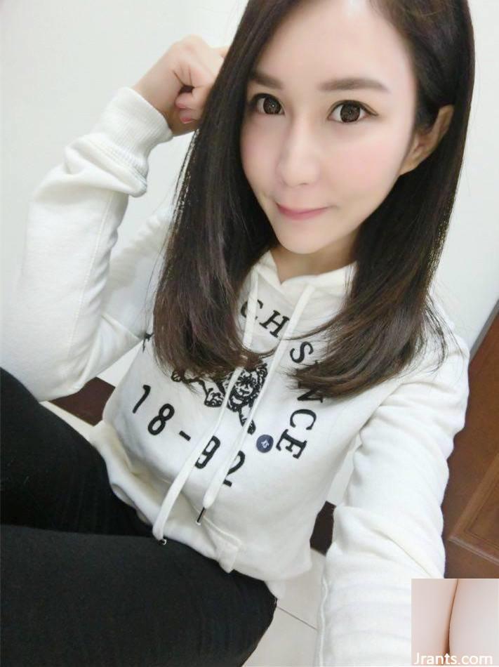 Cô gái nghiệp dư với bộ ngực cúp E ~ Zhan Wanyi ~ chụp ảnh tự sướng trong bộ vest cắt sâu trong xe, để lộ bộ ngực trắng ngần (35P) - Ảnh 3