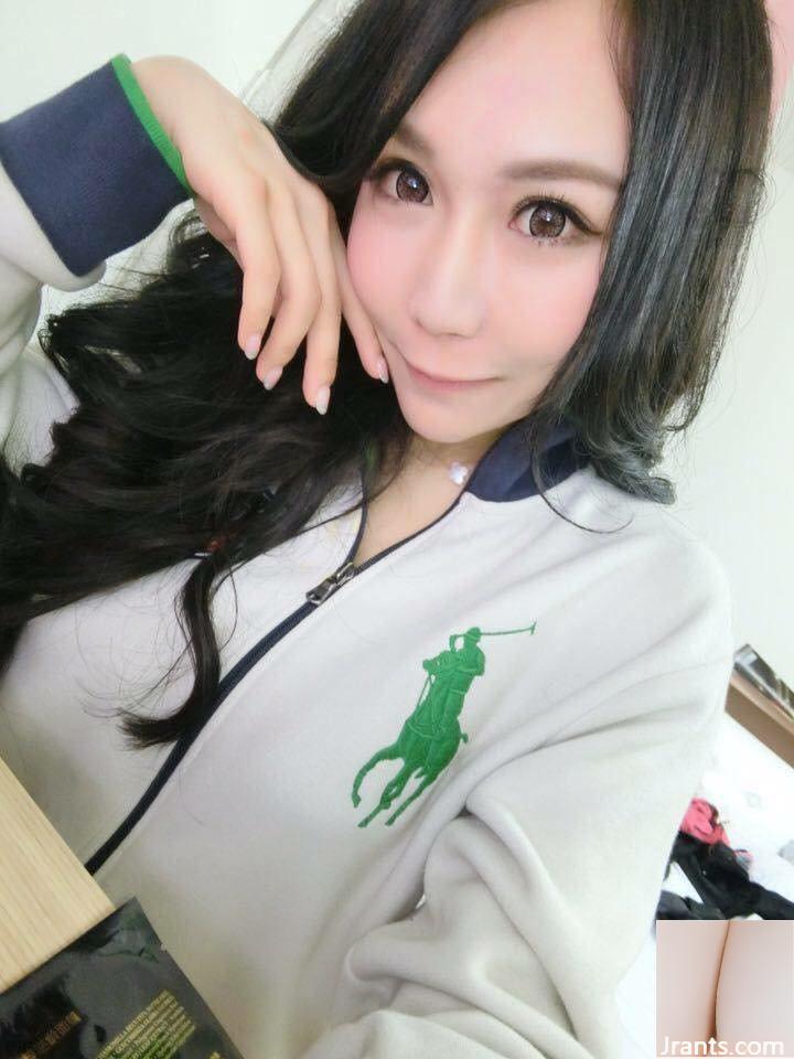 Cô gái nghiệp dư với bộ ngực cúp E ~ Zhan Wanyi ~ chụp ảnh tự sướng trong bộ vest cắt sâu trong xe, để lộ bộ ngực trắng ngần (35P) - Ảnh 6