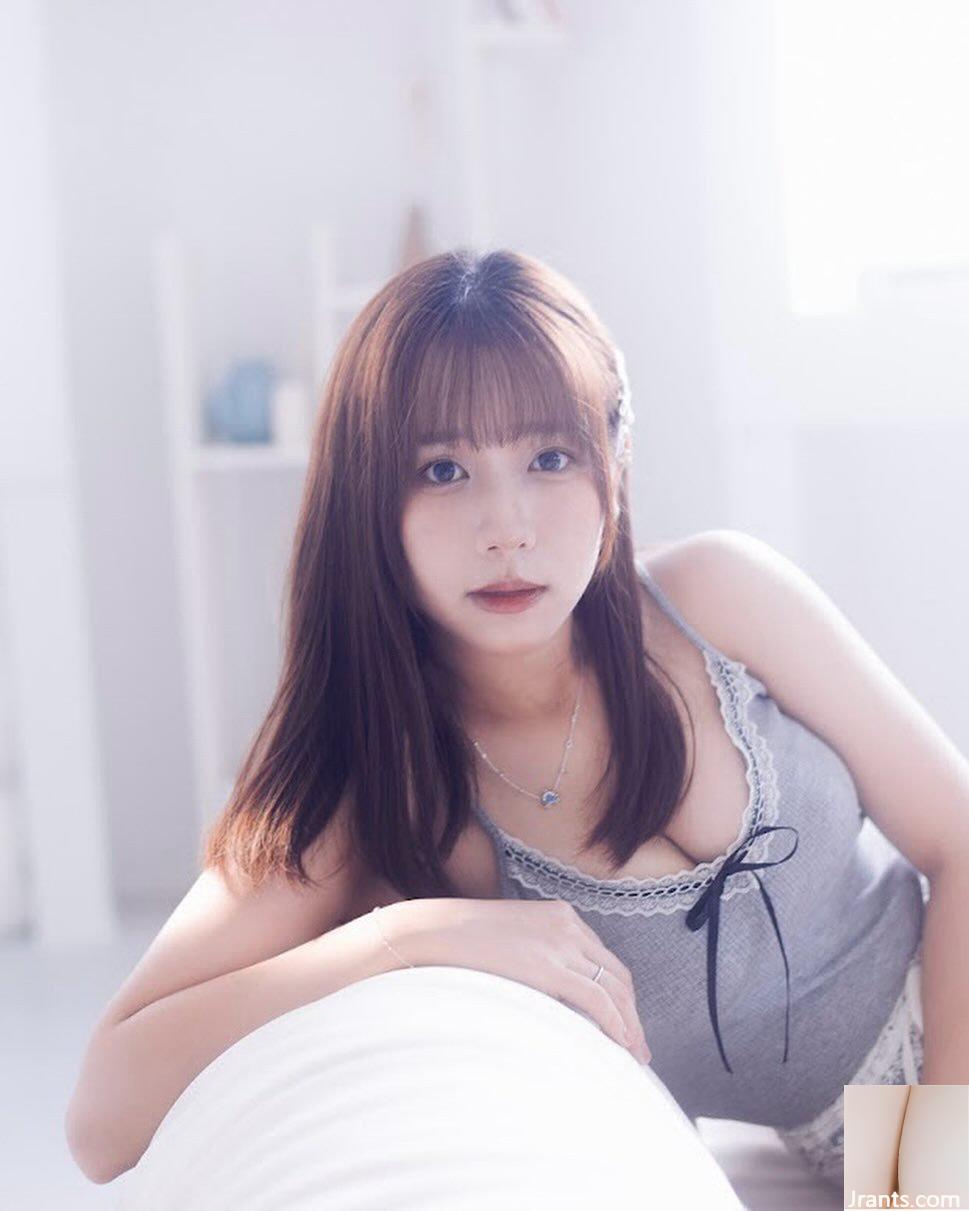 Cô gái xinh đẹp tươi tắn “cpyy” có nụ cười ngọt ngào và đôi mắt điện hút hồn và quyến rũ (10P)