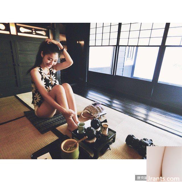 Cô nàng nóng bỏng với làn da trắng, ngọt ngào và ngực khủng Tiancai đến từ Đại học Y Trung Sơn ~ Emily ~ nóng bỏng bên đường ray đến nỗi cô sẵn sàng khoe dáng bằng những bức ảnh cắt xẻ sâu (59P) - Ảnh 16