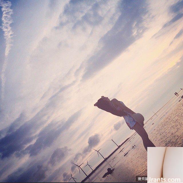 Cô nàng nóng bỏng với làn da trắng, ngọt ngào và ngực khủng Tiancai đến từ Đại học Y Trung Sơn ~ Emily ~ nóng bỏng bên đường ray đến nỗi cô sẵn sàng khoe dáng bằng những bức ảnh cắt xẻ sâu (59P) - Ảnh 31