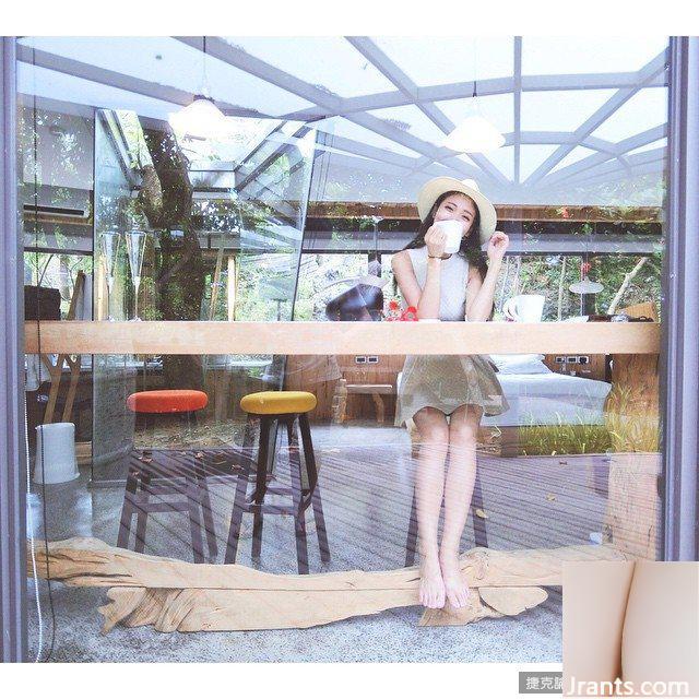 Cô nàng nóng bỏng với làn da trắng, ngọt ngào và ngực khủng Tiancai đến từ Đại học Y Trung Sơn ~ Emily ~ nóng bỏng bên đường ray đến nỗi cô sẵn sàng khoe dáng bằng những bức ảnh cắt xẻ sâu (59P) - Ảnh 46