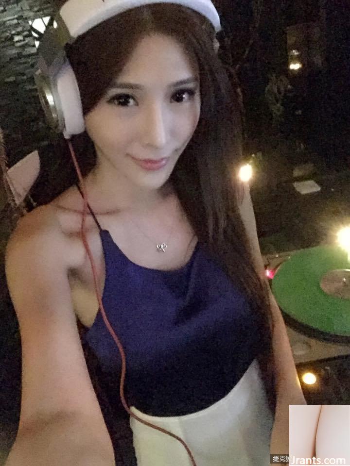 32C sexy và nóng bỏng D”~Li Xiaoxing~Chụp ảnh tự sướng với bộ ngực lộ ra trên taxi, đường cong ngực siêu quyến rũ (70P) - Ảnh 3