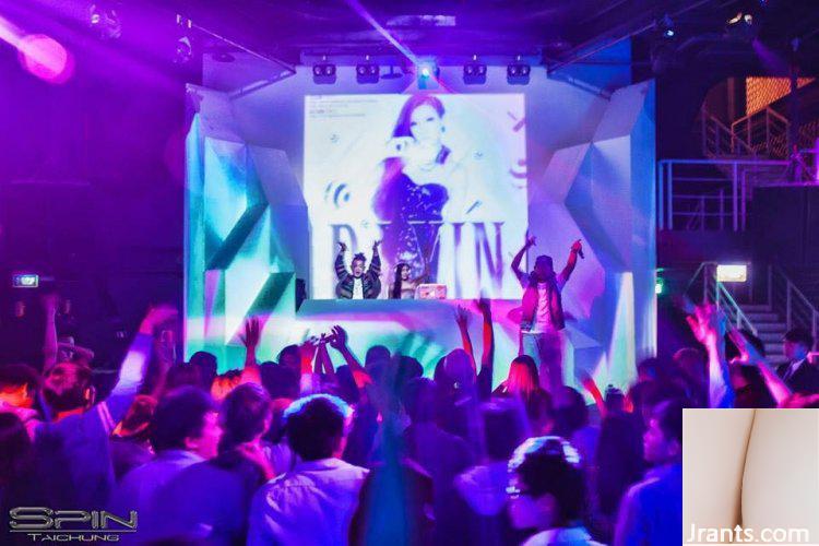 32C sexy và nóng bỏng D”~Li Xiaoxing~Chụp ảnh tự sướng với bộ ngực lộ ra trên taxi, đường cong ngực siêu quyến rũ (70P) - Ảnh 5